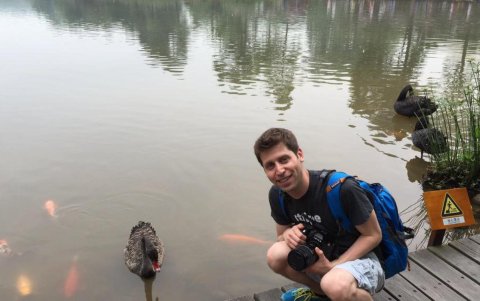 Sam Altman, de 38 años, con su mochila azul