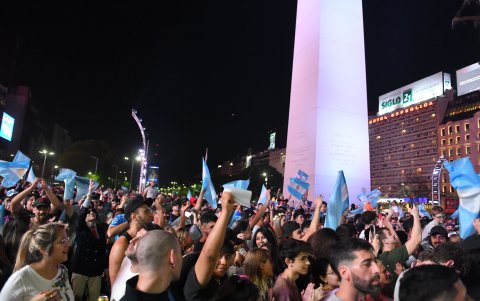 Concentración. Simpatizantes de Javier Milei celebran su triunfo, en el Obelisco de Buenos Aires.