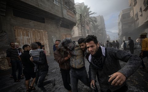 Gaza. Un herido recibe asistencia tras los ataques aéreos israelíes.