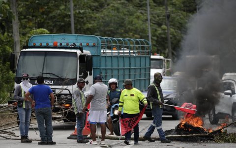 Miembros del Sindicato Único de Trabajadores de la Construcción y Similares (Suntracs) cierran una vía como protesta en rechazo al contrato entre el Estado y Minera Panamá.