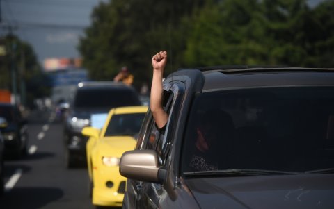 Varias caravanas de vehículos se manifestaron en Guatemala en contra de los intentos por revertir los resultados electorales para evitar la investidura en enero de 2024 del presidente electo.
