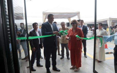 Juan José Yúnez, alcalde de Samborondón, y Elena de Sonnenholzner cortan la cinta y declaran inaugurada la planta empresarial.