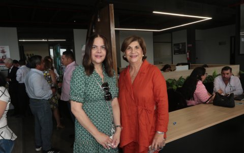 Heidi Sonnenholzner y Elena Sper de Sonnenholzner.