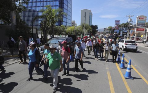 Centenares de campesinos de varias regiones de Honduras le exigieron este lunes a la presidenta del país, Xiomara Castro.