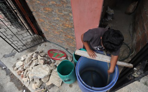 En muchos sectores no llegaba aún el agua por tubería, por lo que esperaban el abastecimiento del líquido mediante los tanqueros.