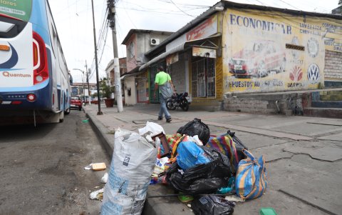 En sectores céntricos del cantón se observaban fundas de basura.