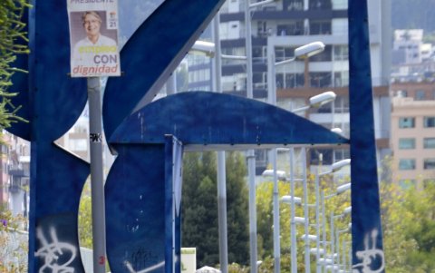 Los elementos  utilizados para adornar la ciudad no se salvan de los grafitis.