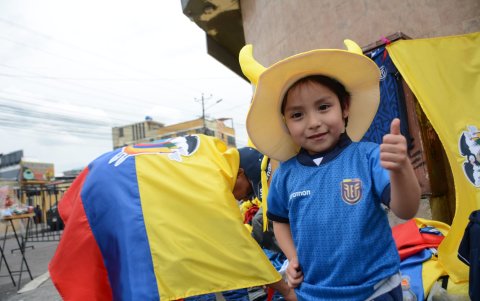 Los hinchas llegaron al estadio Rodrigo Paz con optimismo, de cara al juego entre Ecuador y Chile.