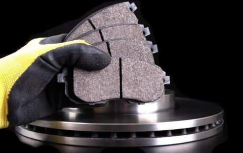 Cuando la línea central de la pastilla desaparece, se cumplió su vida útil.