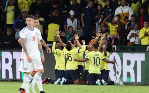 La selección de Ecuador celebra el primer gol anotado por Ángel Mena ante Chile