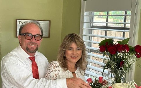 Gloria Acosta y su esposo Michael Wright.