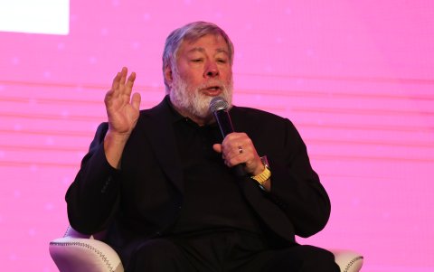 El cofundador de Apple, Steve Wozniak, habla durante una conferencia hoy, en Quito (Ecuador)