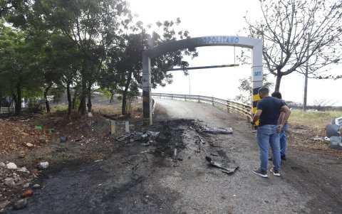 Al ingreso del cementerio ubicado en vía a la costa fue incinerado el vehículo presuntamente utilizado por los asesinos.