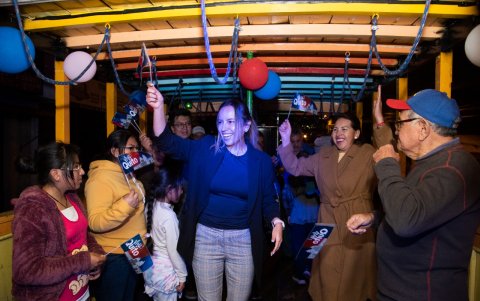 Seguridad. Cuentan con sujetadores en el techo y al costado del transporte, para que los usuarios no pierdan el equilibrio.