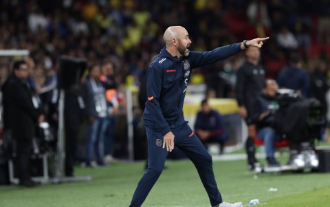 El técnico Félix Sánchez Bas se mostró intranquilo durante el partido ante Chile.