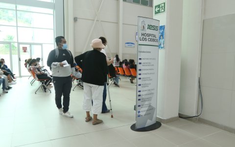 Afiliados y familiares acuden por atención médica a una unidad hospitalaria del IESS en Guayaquil.
