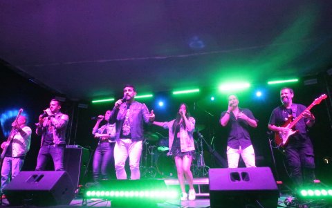 El amplio repertorio de Emotion Band, que incluyó disco, pop, música tropical y reguetón, entre otros ritmos, fue un punto crucial, pues llamó a los invitados a demostrar su talento sobre la pista de baile.