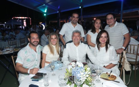 José Gálvez, María Helena de Guim, Roberto Guim, Carlos Xavier Andrade, Tatiana Terán, Mauricio Guim y Marcela Aguiñaga.