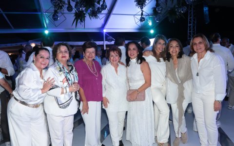 Janet Monteros, Cecilia Viteri, Leticia de Baquerizo, Pepita Nevárez, Teresa Bustamante, María Mercedes de Jaramillo, Linda de Boloña y Lorena Ricci.