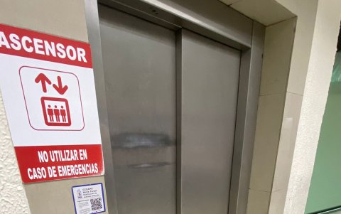 El ascensor del Hospital del Día Norte Tarqui está dañado desde hace meses y eso afecta a los adultos mayores, según indican afiliados.