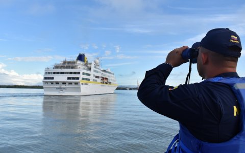 El crucero MS Hamburg, durante su llegada a la Sociedad Portuaria en Buenaventura (Colombia).