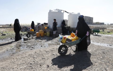 La gente llena bidones con agua de un tanque donado, en Saná, Yemen, 22 de noviembre de 2023. Yemen ha sido uno de los países con mayor escasez de agua del mundo.