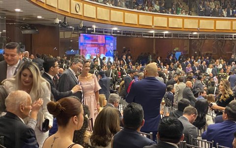 Marcela Aguiñaga se toma selfies con los asistentes.