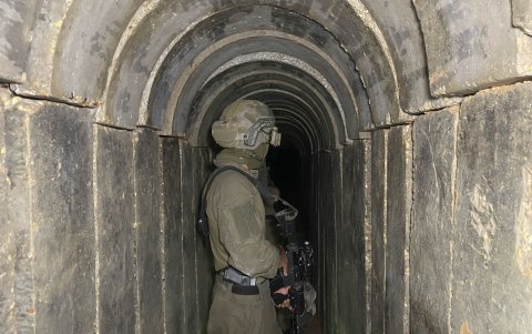 Un soldado israelí en un acceso a túneles en las inmediaciones del hospital Al Shifa este miércoles, en la Franja Gaza.