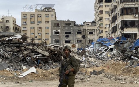 Un soldado israelí en una zona devastada este miércoles, en la Franja Gaza.