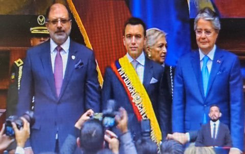 Daniel Noboa recibe la banda de presidente de Ecuador.