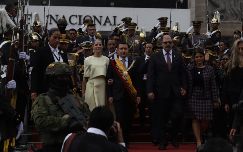 Cambio de mando. El presidente Daniel Noboa, junto a su esposa, Lavinia Valbonesi, al cierre del evento.
