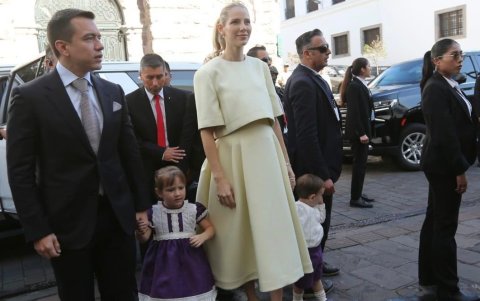 Daniel Noboa con su familia Lavinia y sus hijos, Álvaro y Luisa.