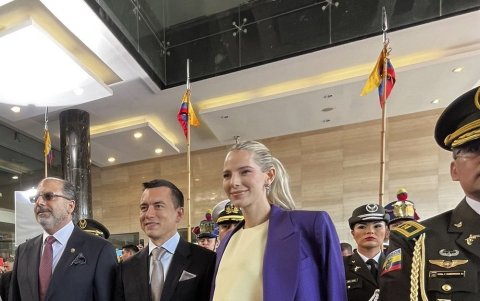 En la alfombra roja, Alvarito sin zapatos.