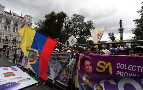 Simpatizantes del presidente de Ecuador, Daniel Noboa, esperan su salida tras la ceremonia de investidura hoy, a las afueras de la Asamblea Nacional, en Quito (Ecuador).