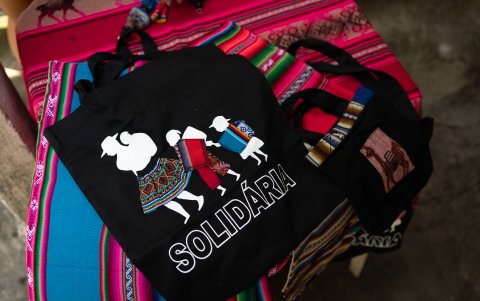 Trabajo. Productos elaborados por la costurera boliviana Dilma Chilaca, el 10 de noviembre de 2023, en Sao Paulo (Brasil).