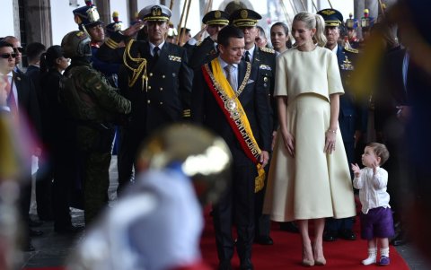 Álvaro Noboa al salir de la Asamblea Nacional.