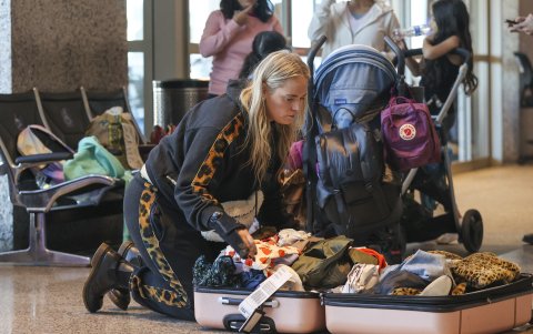 Un pasajero intenta ordenar su esquipaje previo a abordar un avión en las horas previas al Día de Acción de Gracias en el Bergstrom International Airport, de Austin, Texas.