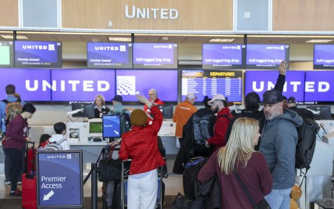 Los pasajeros hacen fila en los mostradores de United para recibir tarjetas de embarque y facturar equipaje en el Aeropuerto Internacional Austin-Bergstrom, en Austin, Texas.