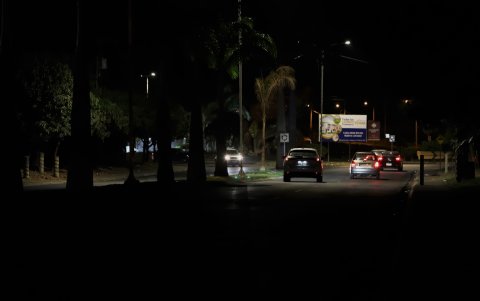 En la calle de ingreso a varias etapas de Villa Club hay luminarias con daños.
