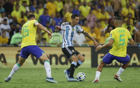 ndre (d) de Brasil disputa el balón con Ángel Di María de Argentina en un partido de las eliminatorias para la Copa Mundo de Fútbol de 2026 entre Brasil y Argentina en el estadio Maracaná