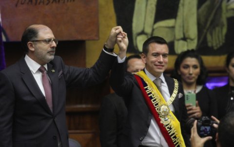 En una imagen poco usual, el presidente de la Asamblea, Henry Kronfle, tomó la mano de Noboa en señal de victoria.