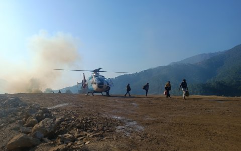 Expertos arriban en helicópteros hasta el sitio donde están atrapados los obreros.