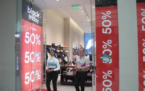 Reducción. Los precios más bajos crean expectativa entre los consumidores, que optan por hacer compras masivas durante esta temporada de descuentos.