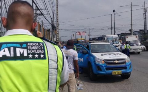 Otros agentes llegaron al sitio para socorrer a su compeñero.
