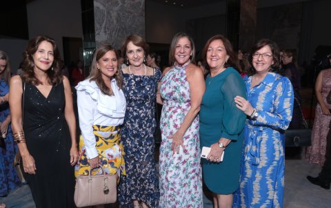 Lucia de Chiriboga, María Pía Escudero, Cecilia Crespo, María Isabel de Terán, María del Pilar de Gómez y María del Carmen Alcívar.