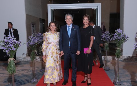 María de Lourdes de Lasso, Guillermo Lasso y Lucía Pazmiño.