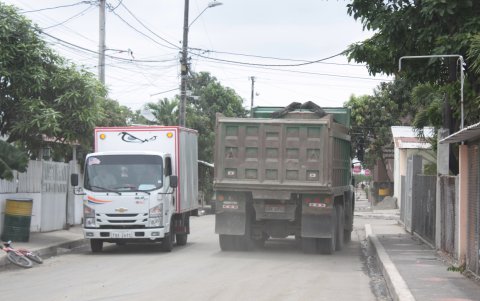 Las volquetas transitan a diario por las calles del Buijo Histórico.