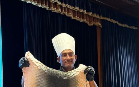 Paiche. Uno de los cocineros amazónicos muestra cómo se le saca la piel al paiche para también aprovecharla.