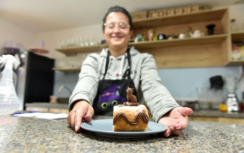 Uno de sus postres con decoración de gato.