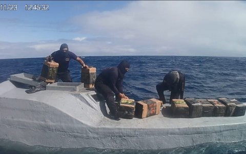 Elementos de la Armada hallaron 181 bultos en el semisumergible cerca de Galápagos.